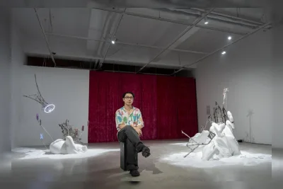 Dew Kim Pamerkan K-pop, Iman, dan Tubuh Queer di Panggung Seni