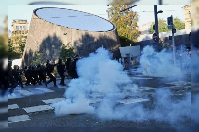 Polisi Prancis Tembakkan Gas Air Mata, 256.000 Orang Demo Pendidikan
