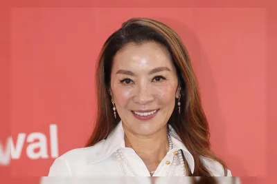 Michelle Yeoh Raih Penghargaan di BIFF, Bicara Peluang Baru di Usia Berapa Pun