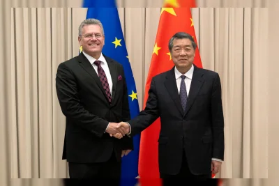 EU dan China Sepakati Kesepakatan Dagang Sementara, Impor Mobil Hibrida Bisa Turun