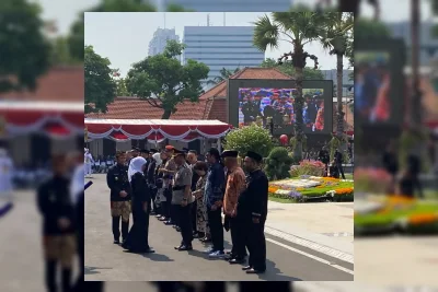 17 Tokoh Terima Lencana Jer Basuki Mawa Beya dari Khofifah