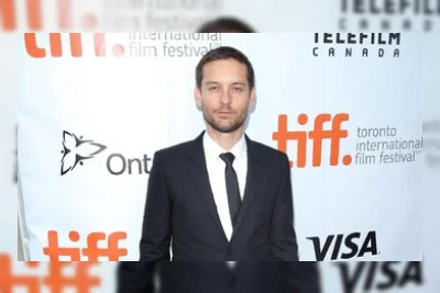 Tobey Maguire Jadi Penghulu Usai Resmi Bercerai dari Jennifer Meyer