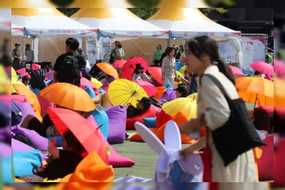 Pameran Seoul Angkat Buku Seni sebagai Objek Sculptural Kertas dan Tipografi
