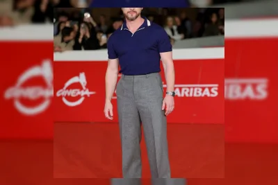 James McAvoy Dibully saat Hari Pertama Syuting Band of Brothers