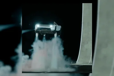 Tesla Roadster Melompat dan Berputar di Udara, Produksi Baru 2028