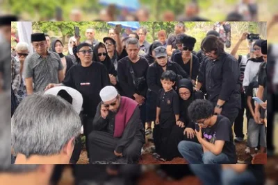Doddy Katamsi Dimakamkan, Chika dan Keluarga Tak Kuasa Menahan Tangis