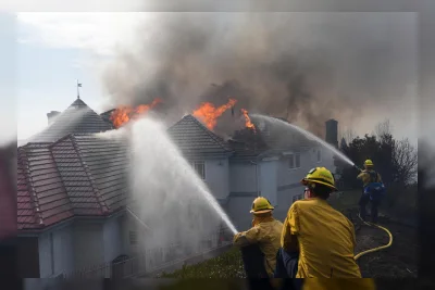 Kebakaran California Hanguskan Rumah Pesisir, 16.000 Warga Mengungsi