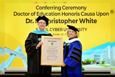 Chris White, Chancellor Pertama Chowan University, Raih Doktor Kehormatan dari SCU