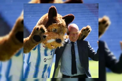 Patrick Stewart Meninggal, Huddersfield Town Kenakan Ban Hitam