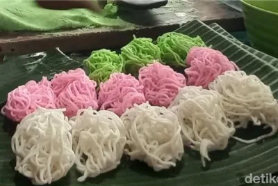 Dicetak Jadi Untaian Mi lalu Dikukus: Petulo, Jajanan Pasar Warna-Warni yang Manis dan Kenyal