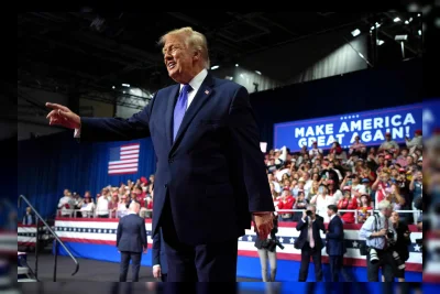 Trump Kembali Jadwalkan Rapat Umum di Iowa dan Kansas di Tengah Lonjakan Pemilih Awal