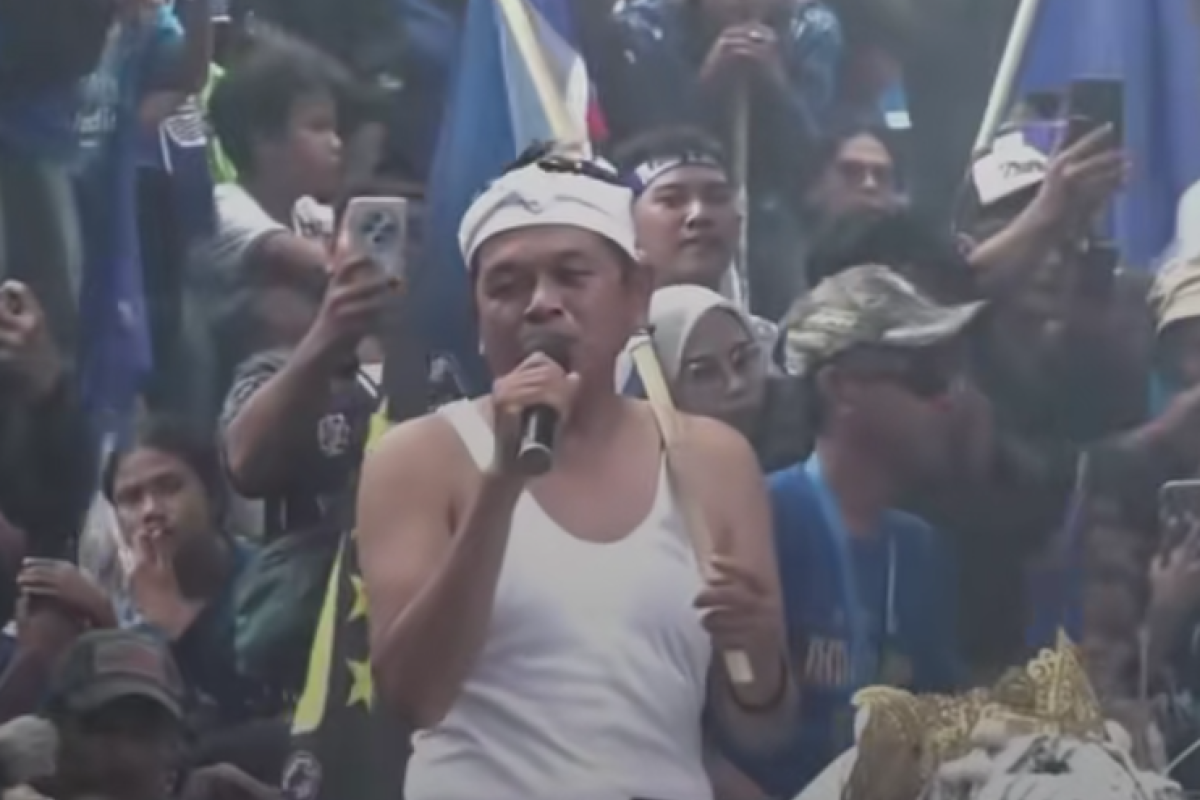 Tunaikan Janji Bonus Rp1 Miliar! Gubernur Jabar Dedi Mulyadi Beri Persib Rp800 Juta dari Tabungan di BJB dan Hasil Jual Sapi Lewat Adam Alis