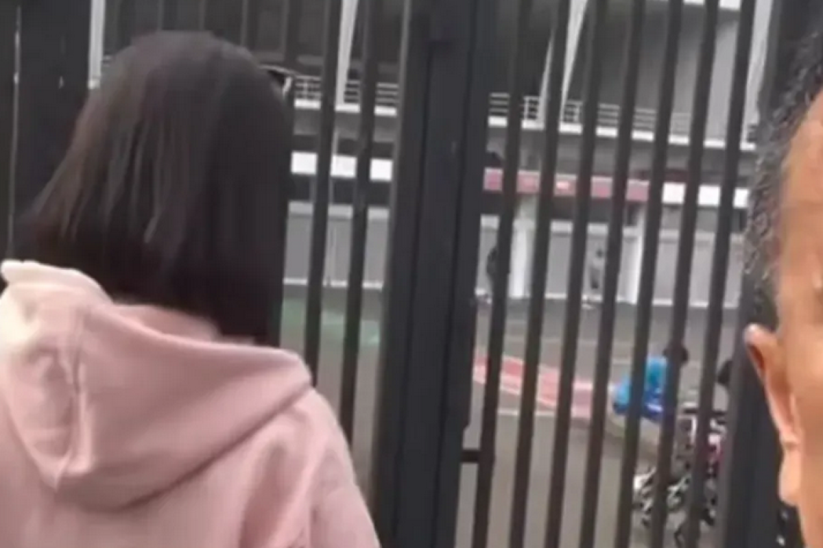 Sosok Perempuan Hoodie Pink di Video Hotman Paris Viral dan Bikin Netizen Penasaran