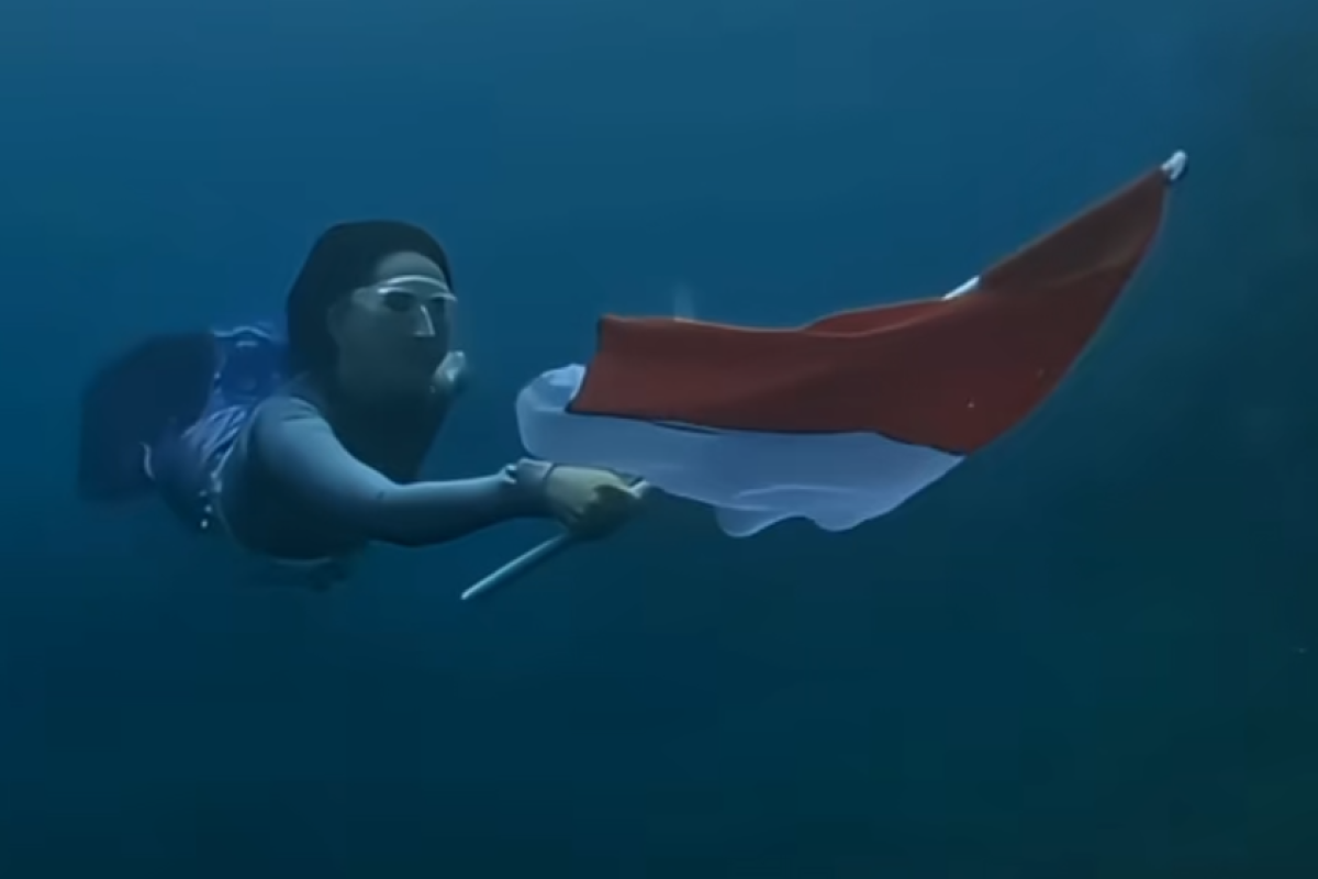 Sherly Tjoanda Gubernur Maluku Utara Kibarkan Bendera Merah Putih di Dasar Laut Gunung Gamalama, Pesan Kemerdekaan yang Menyentuh Jiwa