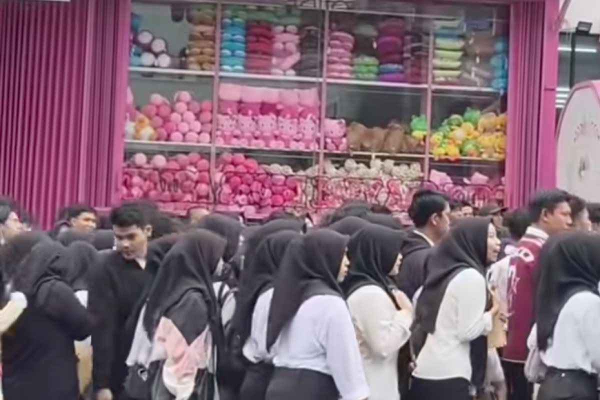 Ribuan Pelamar Serbu Khaira Store Cianjur, Antrean Mengular hingga Viral di Medsos