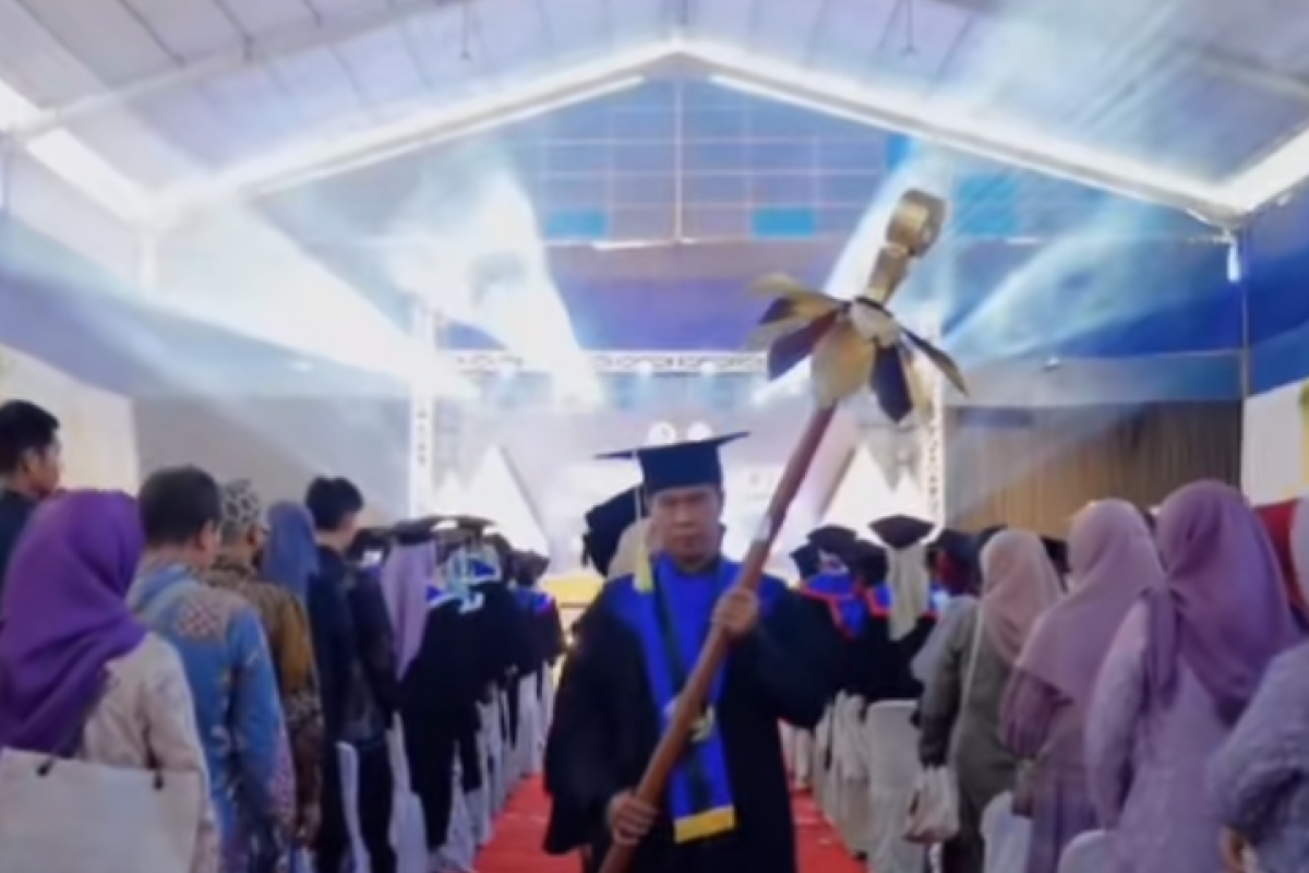 Kontroversi Guru SMA Pakai Kalung Gordon Rektor di Acara Perpisahan, Netizen Kecam Tindakan Tak Etis Ini