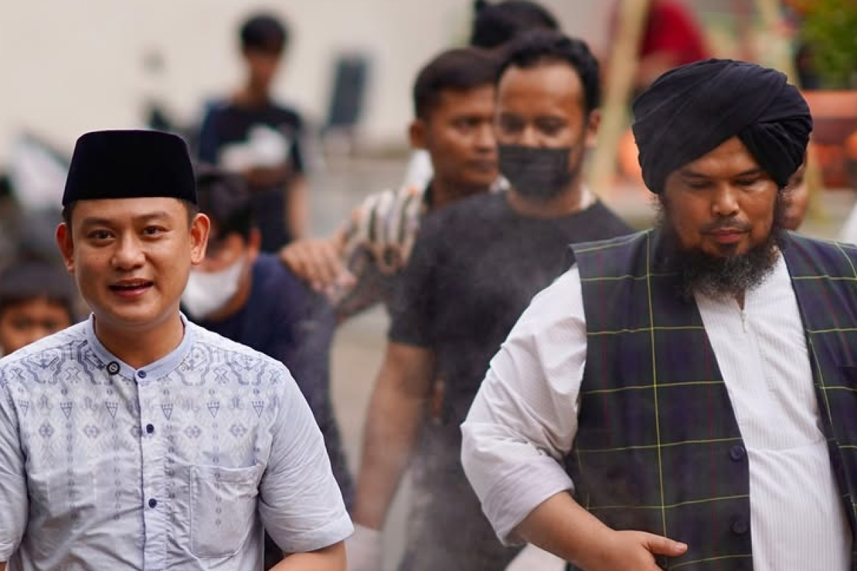 Ogah Ditanya Soal Keputusan jadi Mualaf! Bobon Santoso Resmi Pindah Islam Dituntun Syahadat oleh Ustadz Derry Sulaiman