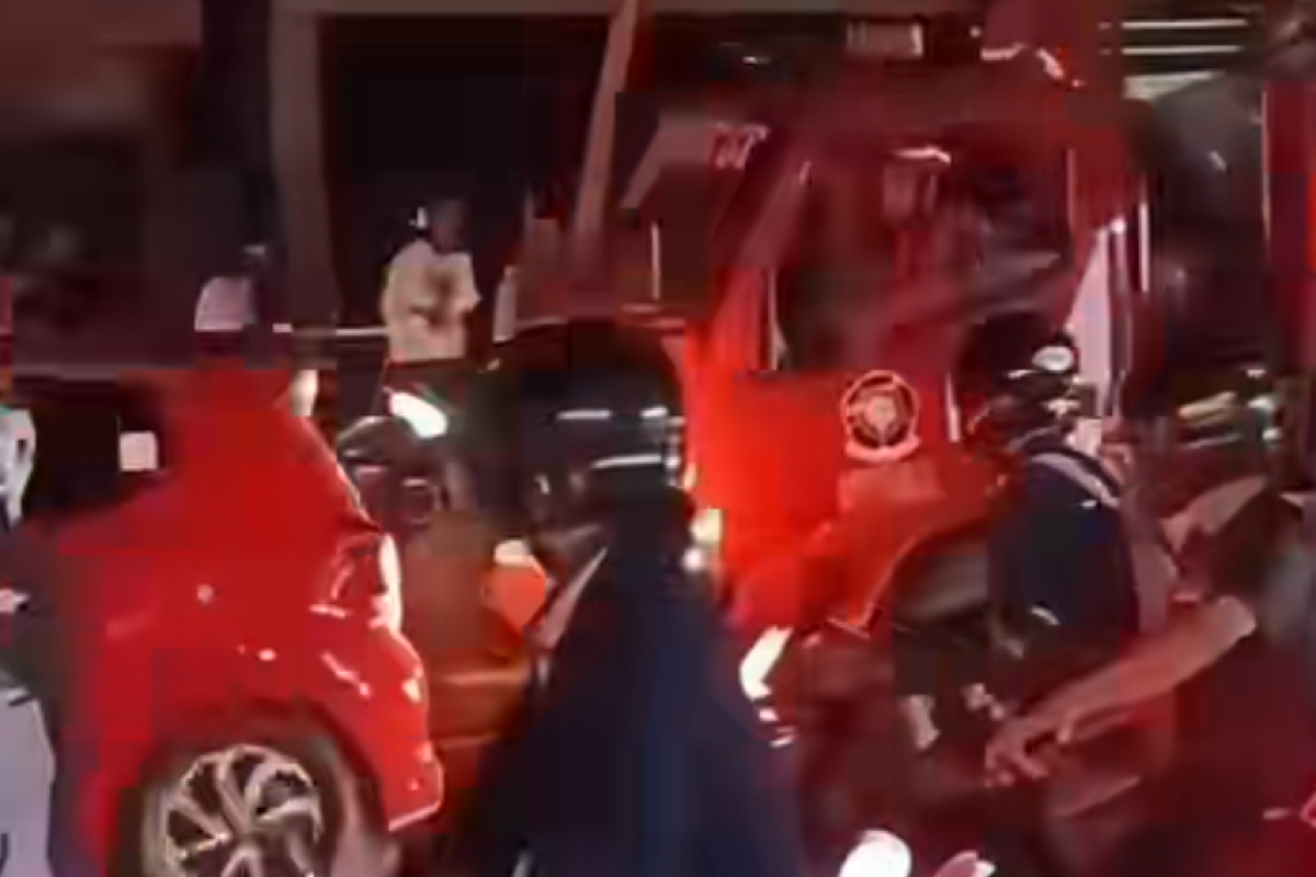 Detik-Detik Mobil Damkar Seruduk Kendaraan yang Melaju Lambat di Balikpapan, Warganet Beri Dukungan
