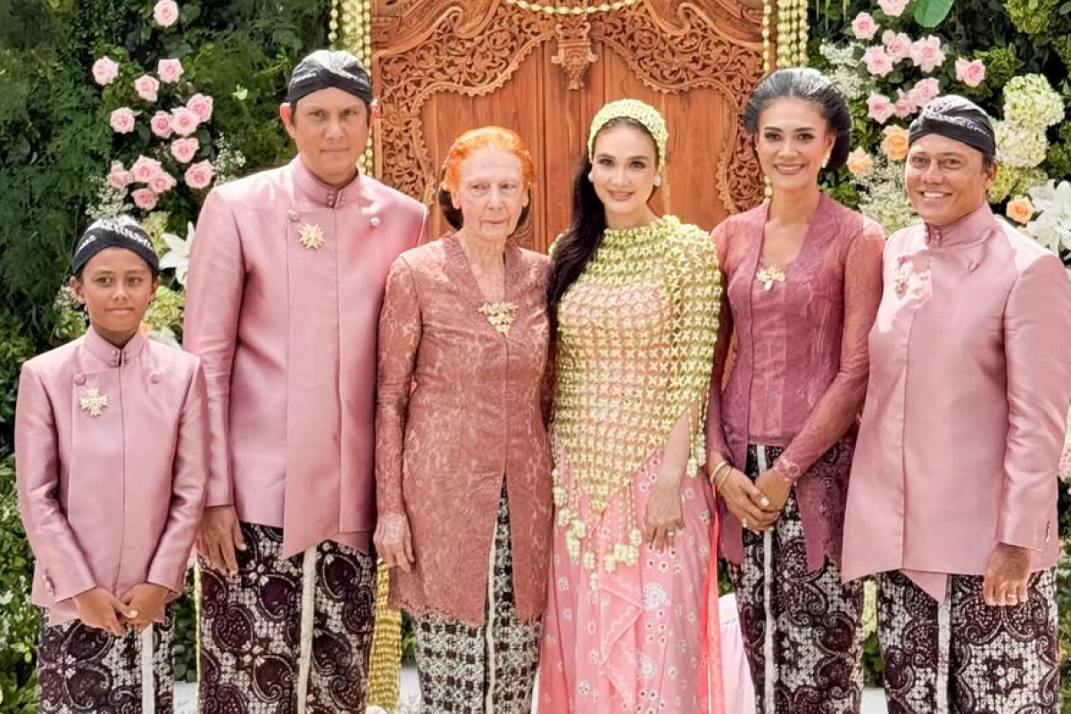 Kocak! Kelakuan Kakak Sulung Luna Maya Saat Siraman, Momen Ini Tertangkap Kamera Live
