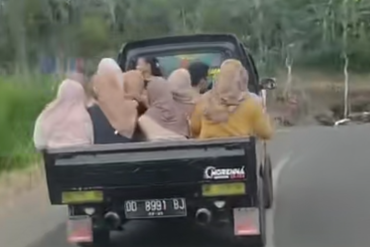 Mobil Pick Up Rombongan Emak-Emak Terguling di Gowa, Sopir Diduga Ugal-Ugalan – Detik-Detiknya Terekam Kamera