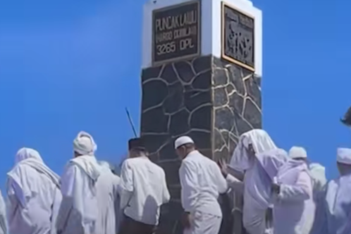 Rombongan Berbaju Putih yang Sedang Ritual di Gunung Lawu, Benarkah Aliran Sekte Sesat?