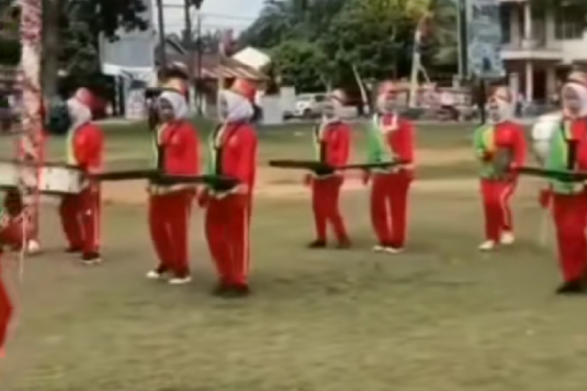 Penampilan Drumband Siswa MTSN 7 Sungai Bahar Gagal Total di HUT RI, Panitia Malah Putar Lagu Ulang Tahun Istri Camat