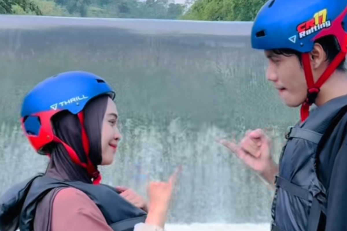 Berapa Selisih Umur Evan WMD dan Ria Ricis? Benarkah Kini Resmi Berpacaran Usai Kepergok Liburan Bersama di Air Terjun?