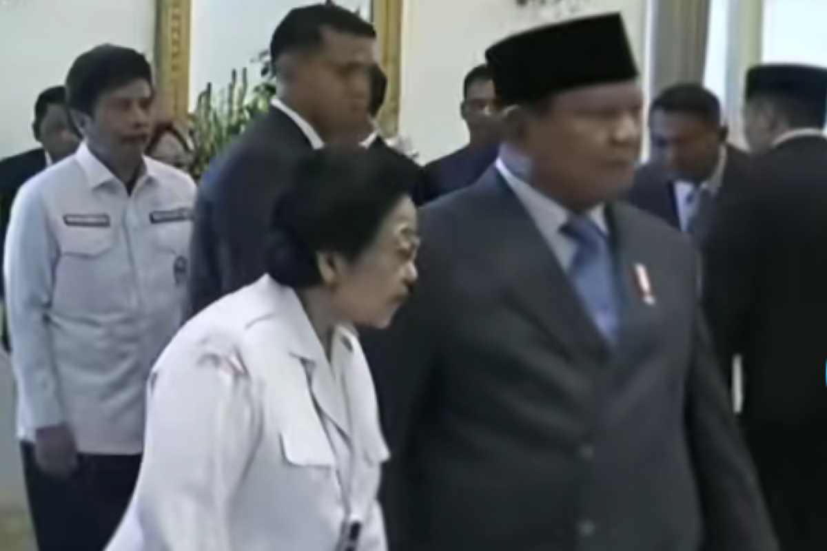 Gibran Rakabuming Raka Terlihat Berada di Belakang Megawati saat Hadiri Upacara Harlah Pancasila yang Dipimpin Oleh Presiden Prabowo Subianto