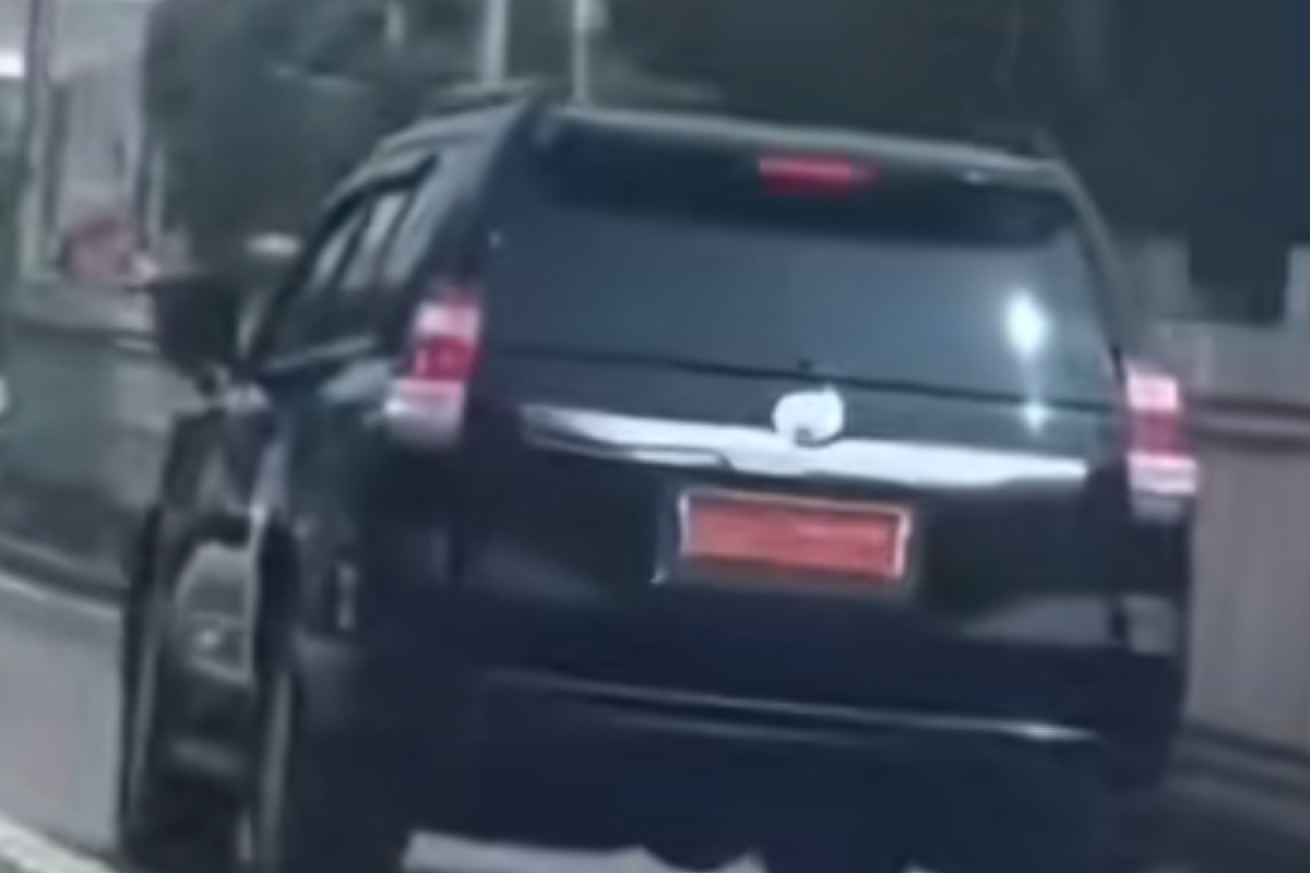 Siapa Pemilik Mobil Plat Merah yang Lolos Tilang Saat Lewati Jalur TransJakarta? Hingga Buat Polisi Hormat, Netizen pun Geram