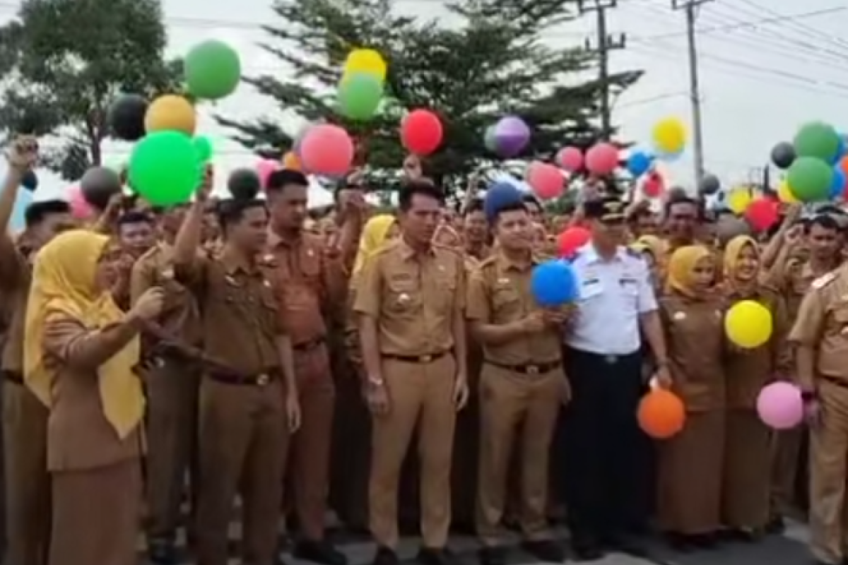 Siapa Anak dan Istri Muhammad Fadhil Arief? Bupati Batanghari yang Buat Acara Pelepasan Balon saat Pelantikan PPPK, Benarkah Bukan Orang Sembarangan?