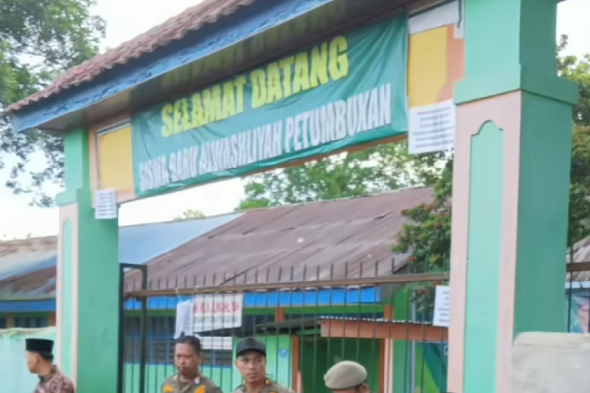 Siswa MTS Al Washliyah Terpaksa Belajar di Pinggir Jalan, Gedung Sekolah Disegel Bupati Deli Serdang
