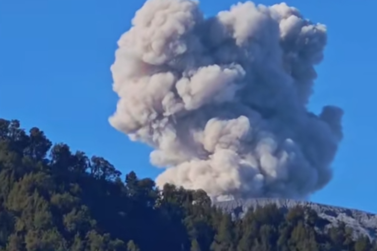 Gunung Semeru Kembali Erupsi: Kolom Abu Setinggi 1.000 Meter Guncang Lumajang, Warga Diminta Waspada