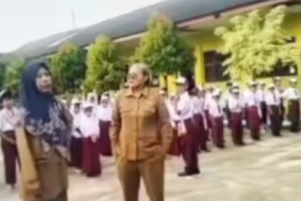 Viral! Aksi Guru SD di Lampung Nyaris Cekik Siswa Saat Upacara, Siswa Lain Berhamburan Takut, Netizen Geram