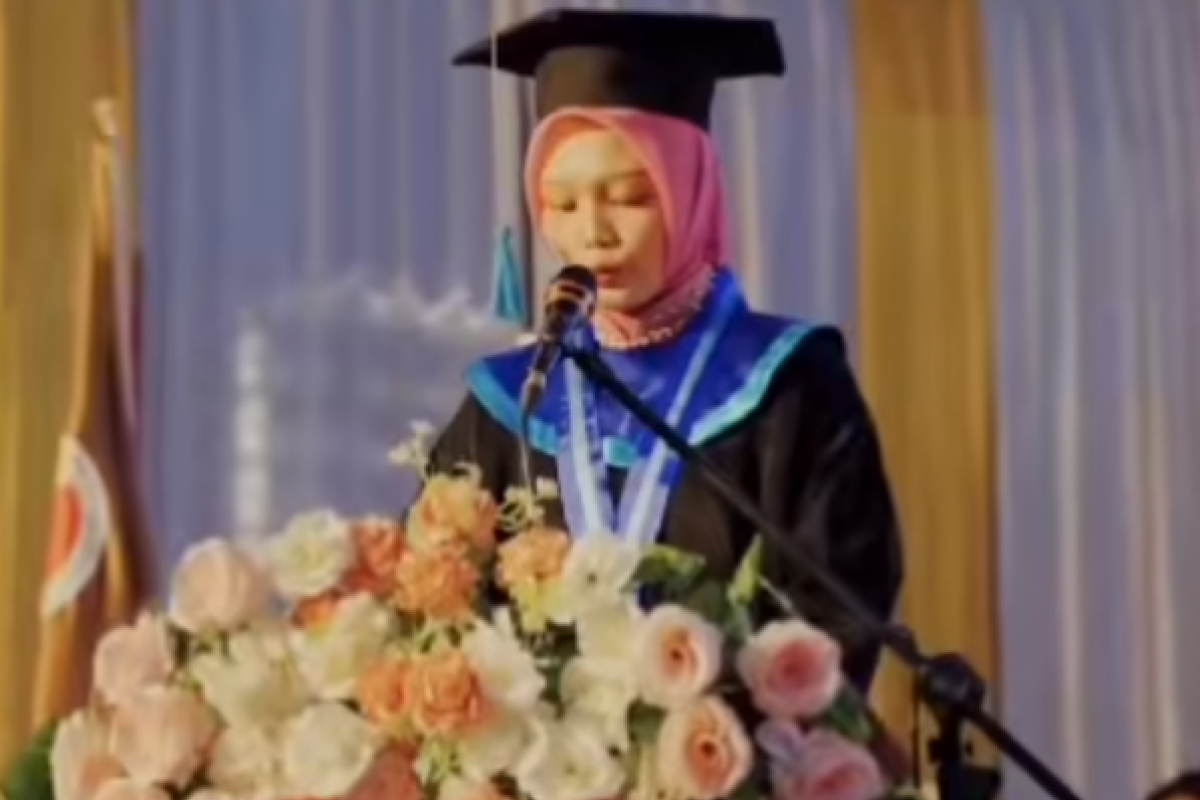 Siapa Kepala Sekolah SMK CBM Purwokerto? Intip Biodata Prisillia Mutiara Sari Viral Usai Gelar Wisuda Kelulusan Pakai Kalung Gordon Rektor