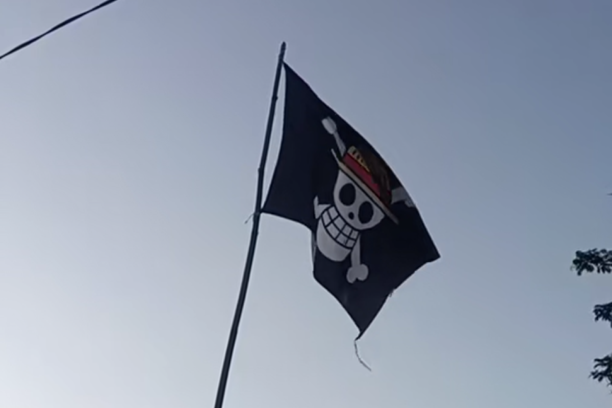 Viral di Grobogan: Bendera One Piece Dikibarkan di Samping Merah Putih Jelang HUT RI ke-80, Netizen Terbelah