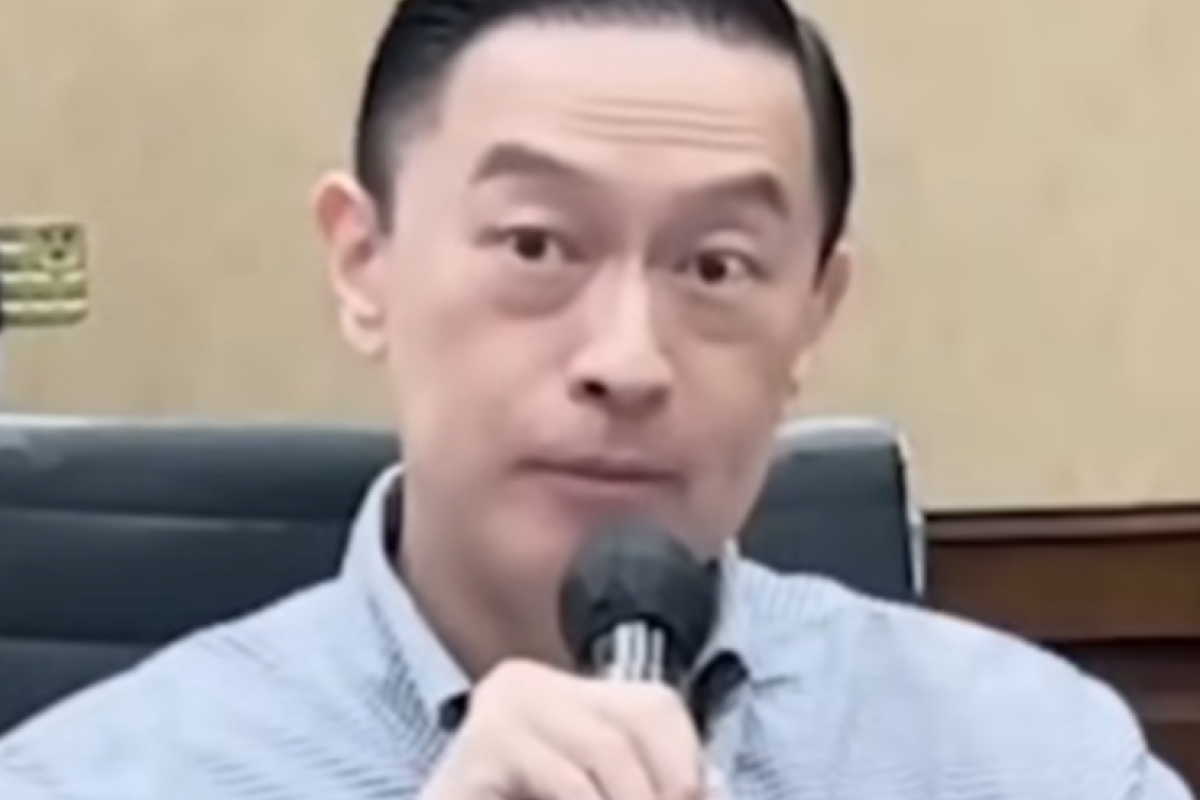 Tom Lembong Makan Gula Rafinasi di Sidang: Aksi Nyentrik yang Buka Fakta Soal Perbedaan Gula Rafinasi dan Gula Kristal Putih