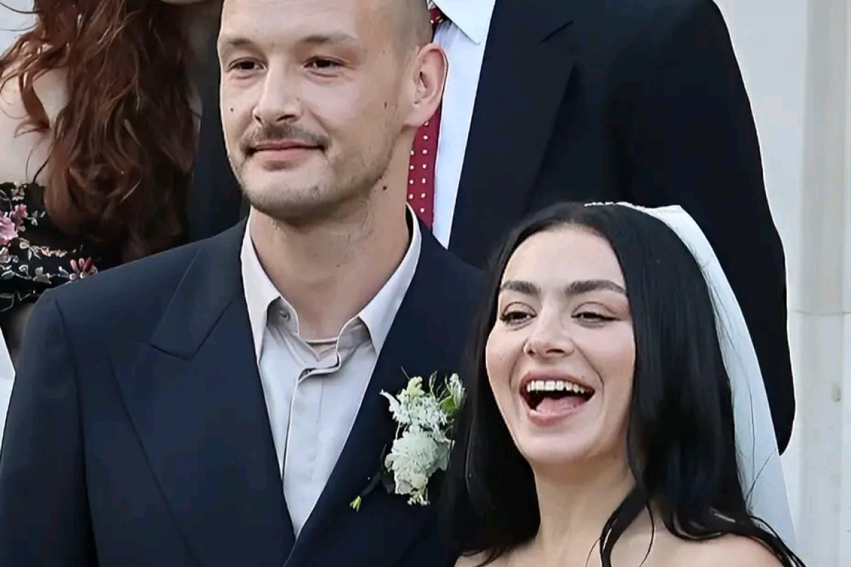 KABAR BAHAGIA! Charli XCX dan George Daniel The 1975 Resmi Menikah pada 19 Juli 2025, Pernikahan Romantis di London Bikin Heboh Penggemar