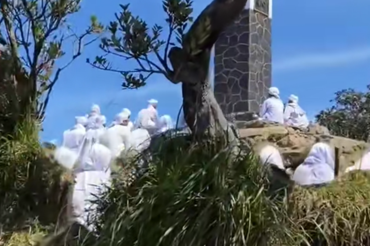 Fakta di Balik Rombongan Berbaju Putih yang Lakukan Ritual di Gunung Lawu: Bukan Aliran Sesat, Ini Penjelasannya