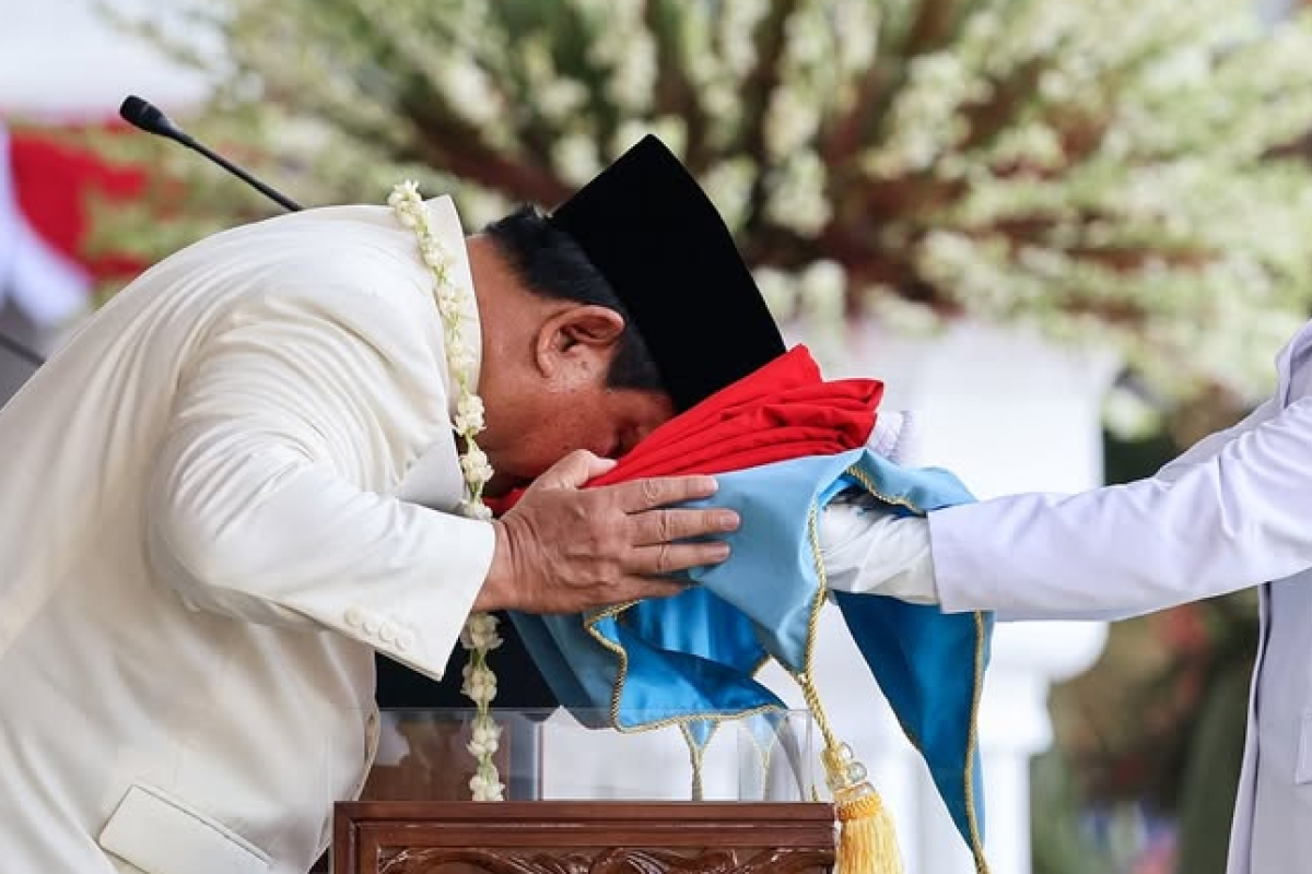 Momen Haru! Presiden Prabowo Subianto Cium Bendera Merah Putih saat Upacara 17 Agustus 2025 di Istana Merdeka