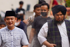 Ogah Ditanya Soal Keputusan jadi Mualaf! Bobon Santoso Resmi Pindah Islam Dituntun Syahadat oleh Ustadz Derry Sulaiman 