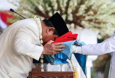 Momen Haru! Presiden Prabowo Subianto Cium Bendera Merah Putih saat Upacara 17 Agustus 2025 di Istana Merdeka